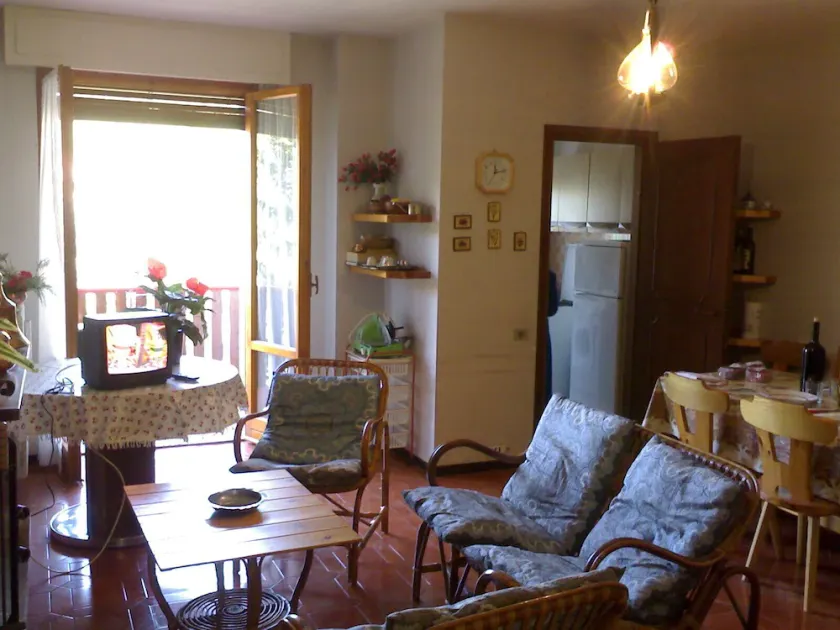6guests-skiing-mountainviews-fireplace-freeparking - Image 1