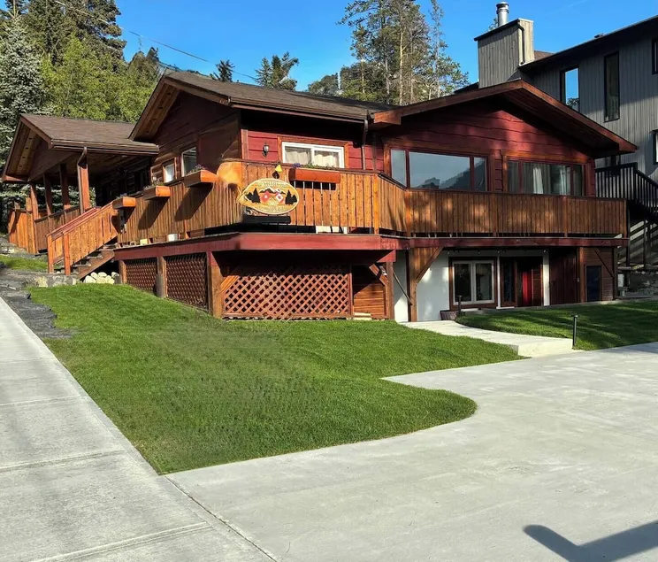 Spacious private king suite steps to DT Banff - Image 1
