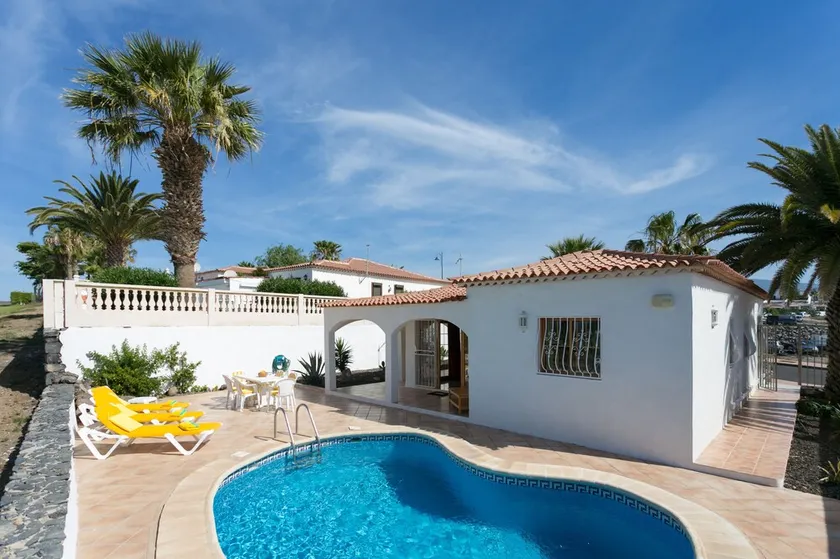 LUXUS SONNIGE VILLA MIT ATEMBERAUBENDEM BLICK, KOSTENLOSEM WIFI UND HEIZBAREM PRIVATEN POOL - Image 1