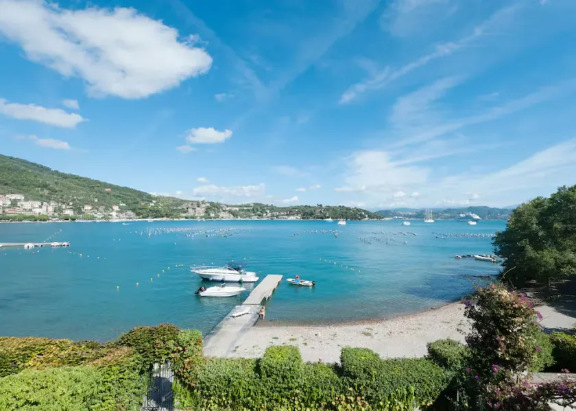 Little gem in a unique place! Right on the beach with garden. Pet friendly - Image 1