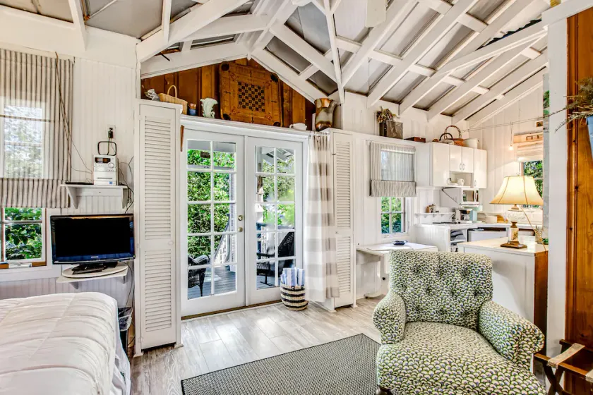 Charming Getaway w/ a Kitchenette & Free WiFi - Walk to the Beach - Image 1