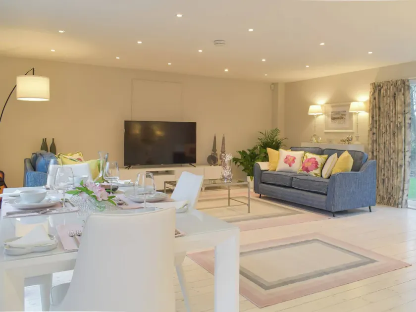 2 bedroom accommodation in Roslin - Image 1