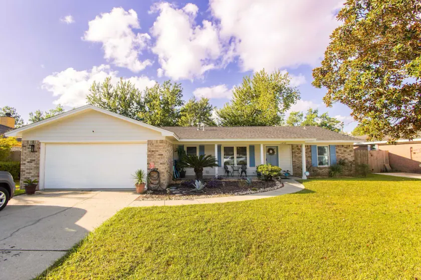 Private family home close to the beach, fishing and NAS - Image 1