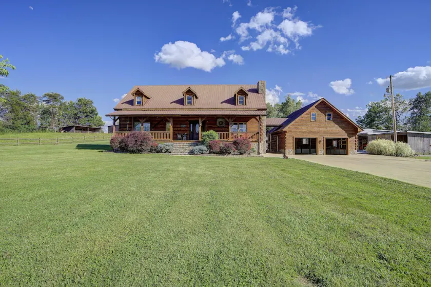 Private country cabin with all the amenities. Inground pool & stocked fish ponds - Image 1