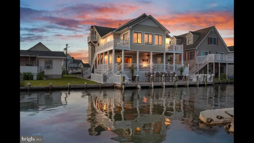 On canal 50ft dock, Bay view, 1 mile to the beach - Image 1