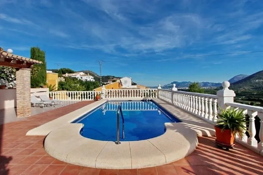 Lovely villa with wonderful views - Image 1