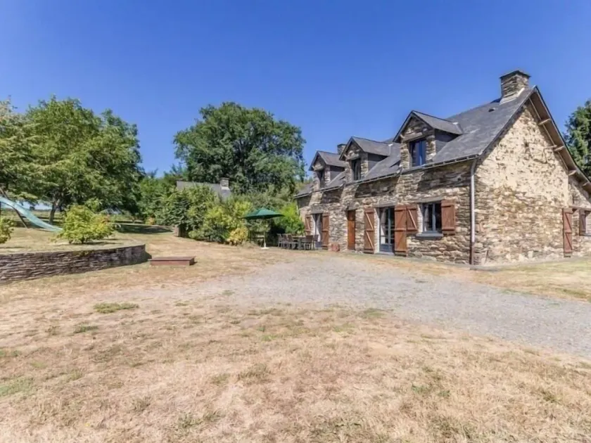 Stone House Retreat with Garden & WiFi in Tranquil Countryside - Image 1