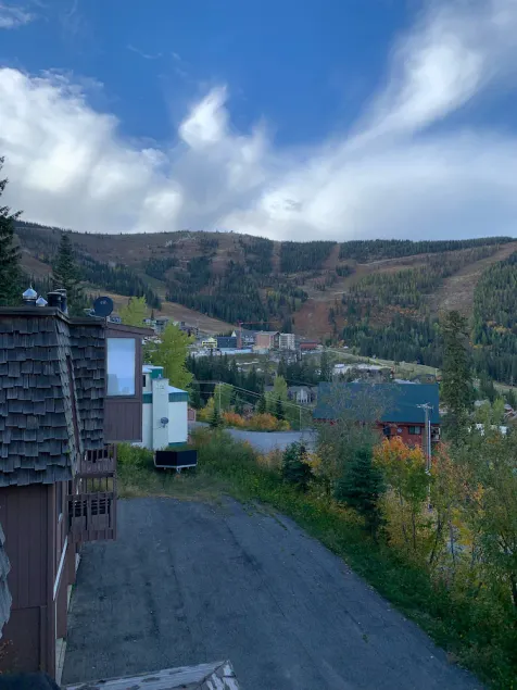 Stay and play, sleeps 6 with a beautiful view of Schweitzer Mountain - Image 1