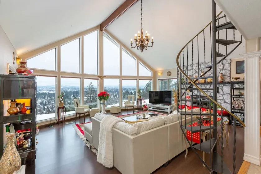 Luxury Panoramic View Home - Image 1