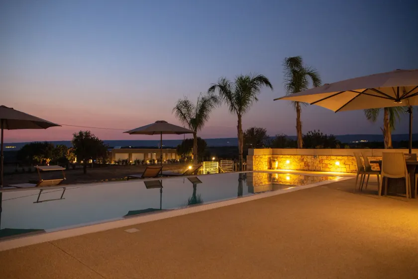 Charming outbuilding with swimming pool in a private villa - Image 1