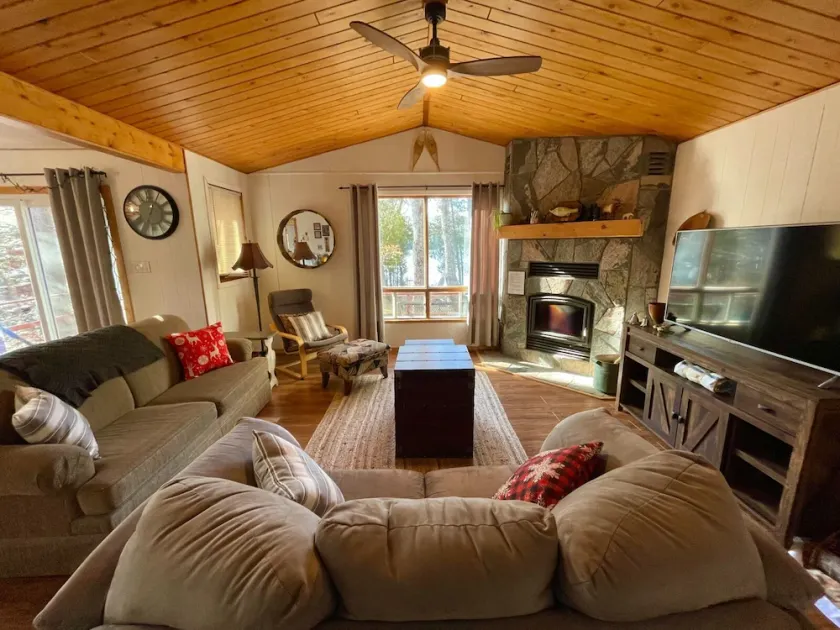 Dawson Loop Inn 3BR Lakefront Chalet Style Cottage - Image 1