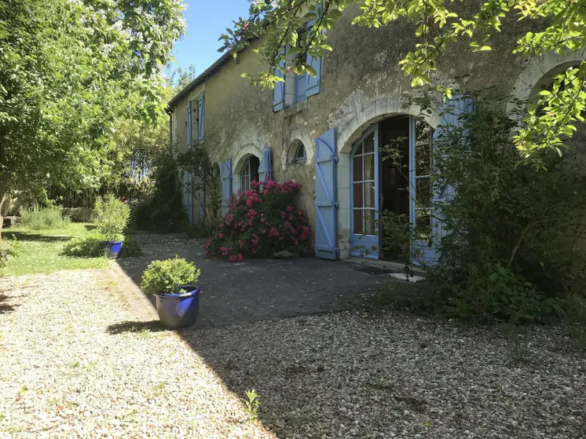 Gran casa familiar para jóvenes y mayores en plena tranquilidad en el sur de Tou - Image 1