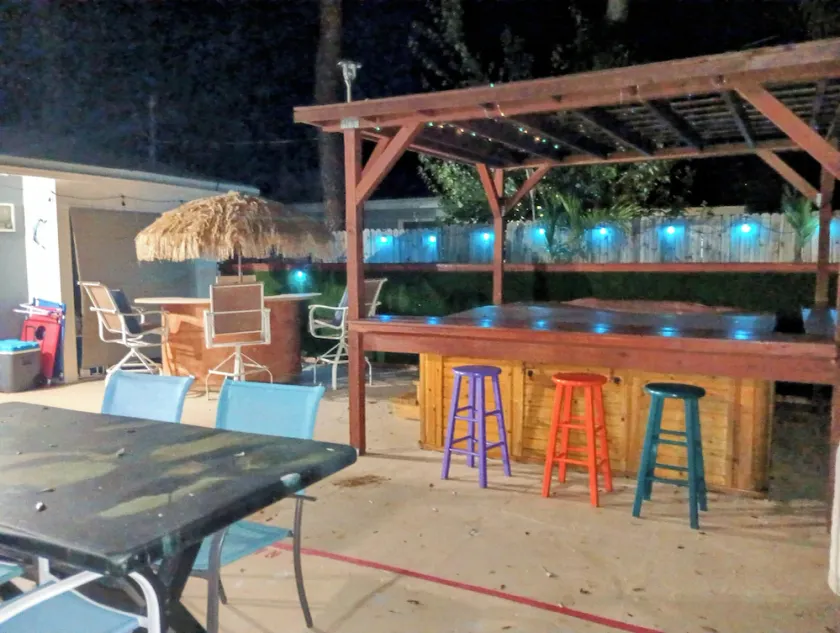 Palm Tree Paradise, 3 bed 3 baths, family & pets welcome few miles to Beaches - Image 1