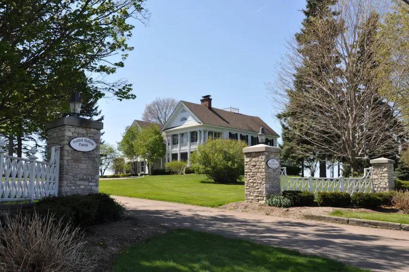Hobbit Hollow House, en århundrade Colonial Revival Farmhouse - Image 1