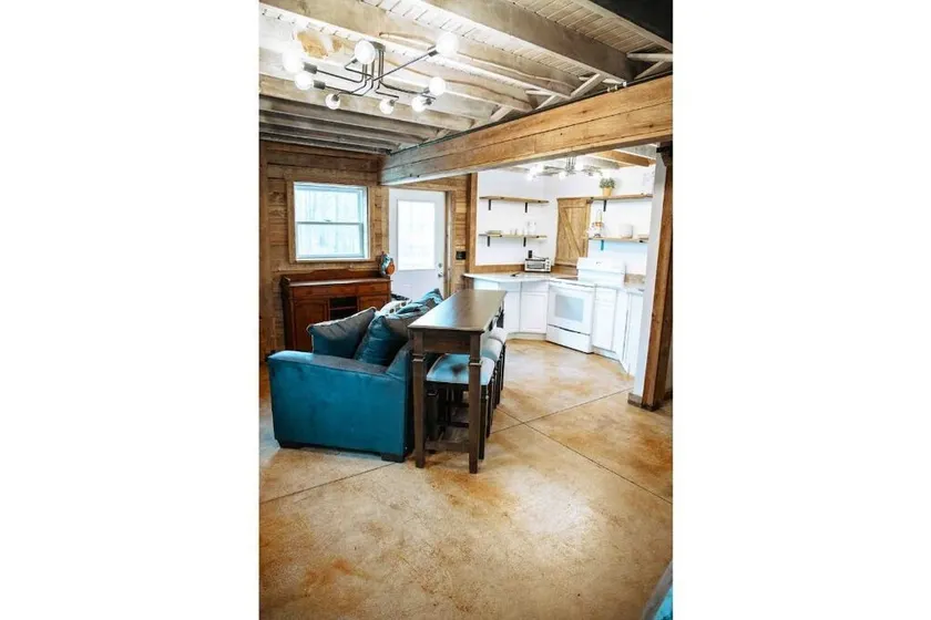 Gorgeous Carriage House! - Image 1