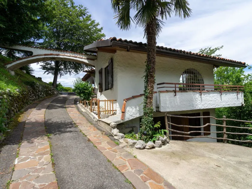 Nice apartment in villa for 6 guests with TV, terrace and pets allowed - Image 1