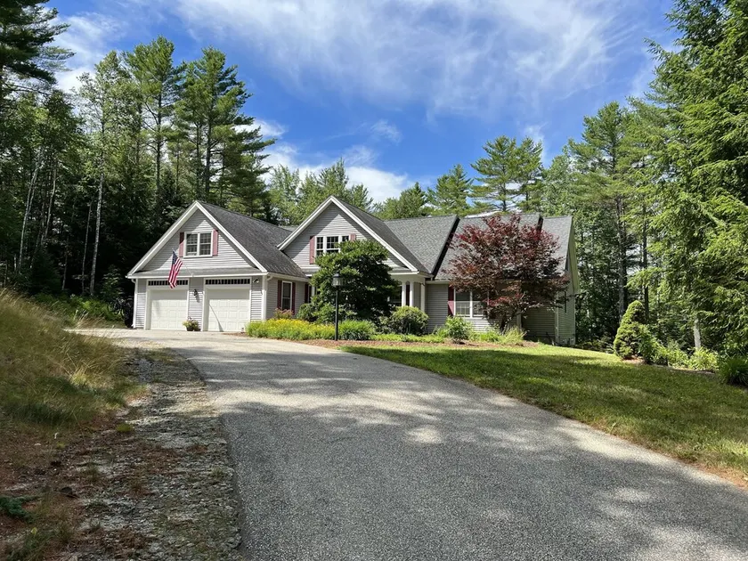 Outdoor family fun on beautiful Messer Pond - 11 miles from Mt Sunapee! - Image 1