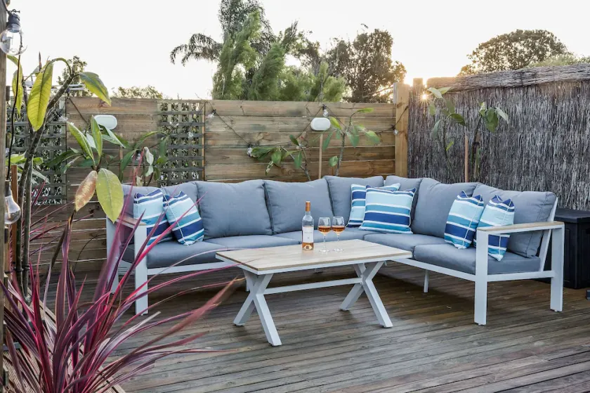 CONTEMPORARY COASTAL BEAUTY SITUATED IN A CENTRAL & BEACHSIDE LOCATION - Image 1