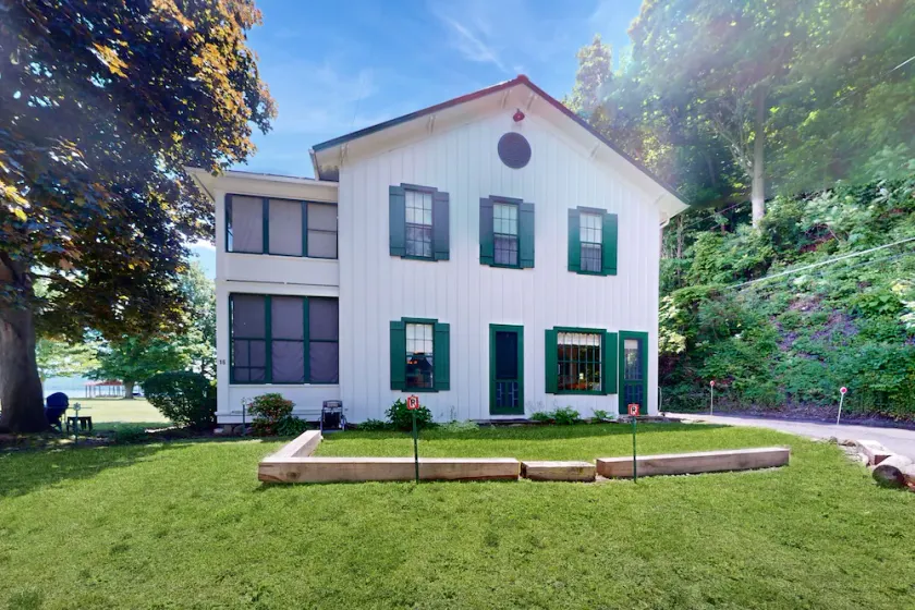 Gorgeous dog-friendly lakefront cottage with full kitchen and grill - Image 1