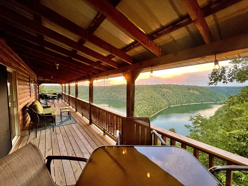 MODERN UPSCALE CABIN WITH UNOBSTRUCTED LAKE & MOUNTAIN VIEWS - Image 1