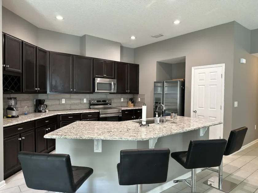 3BR 2BA Central location - Image 1