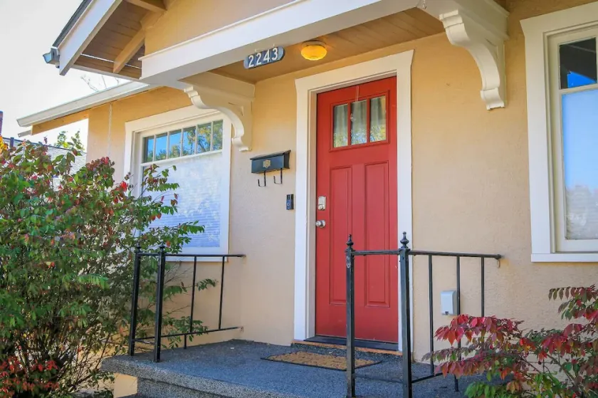 Bungalow de Baker Street, très chaleureux ! À proximité du centre-ville ! Peut accueillir 4 personnes, 50 % de réduction sur le golf local ! - Image 1