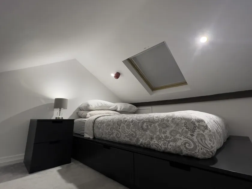Spacious, boutique 2 Bed Apartment, central location - Image 1