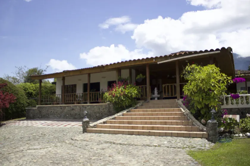 Villa con piscina y vista al lago - Image 1