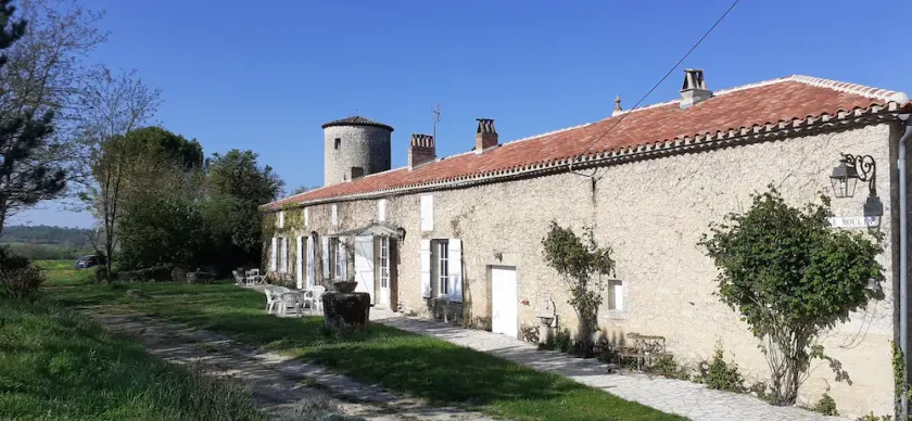 Authentic Maison de Maitre Meunier in the heart of vineyards and organic crops. - Image 1