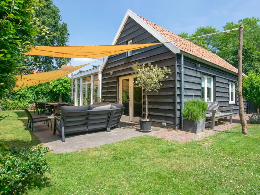Luxury holiday home with enclosed garden - Image 1