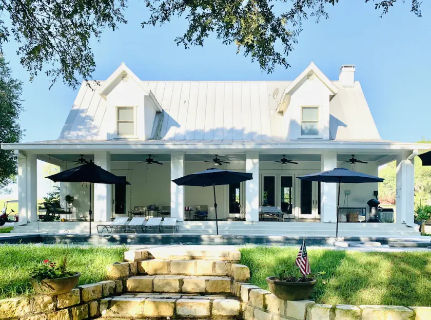 Pecan Meadow Farmhouse mit Blick auf den Guadalupe River und den Meadow Lake - Image 1