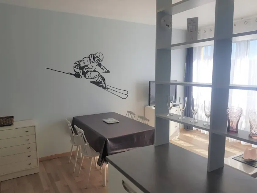 Cosy 2-Room Apartment with Parking, Private Ski Locker, and Modern Amenities in Bolquère - Image 1