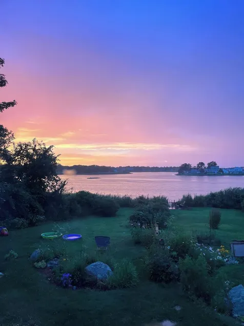 Cottage retreat on tidal pond, steps to the beach - Image 1