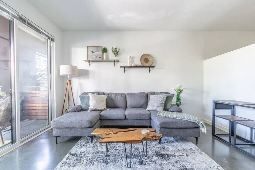 Central District 1 bd apartment - Image 1
