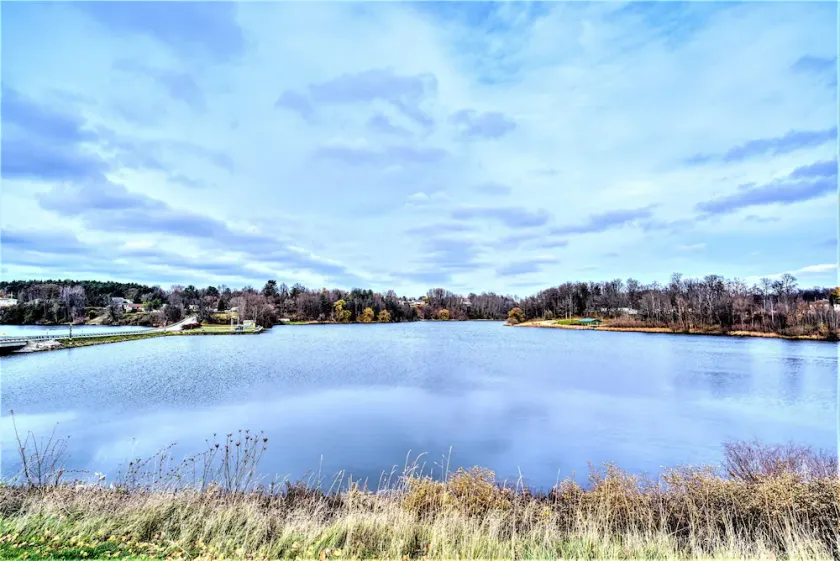 Lavender Hill Lake House- Stunning Views +Walk to Shops +Near Dunes & Pentwater - Image 1