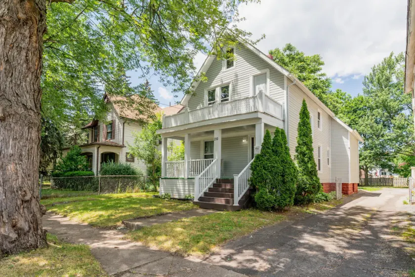  Explore Buffalo & Niagara Falls from this newly renovated apartment! - Image 1