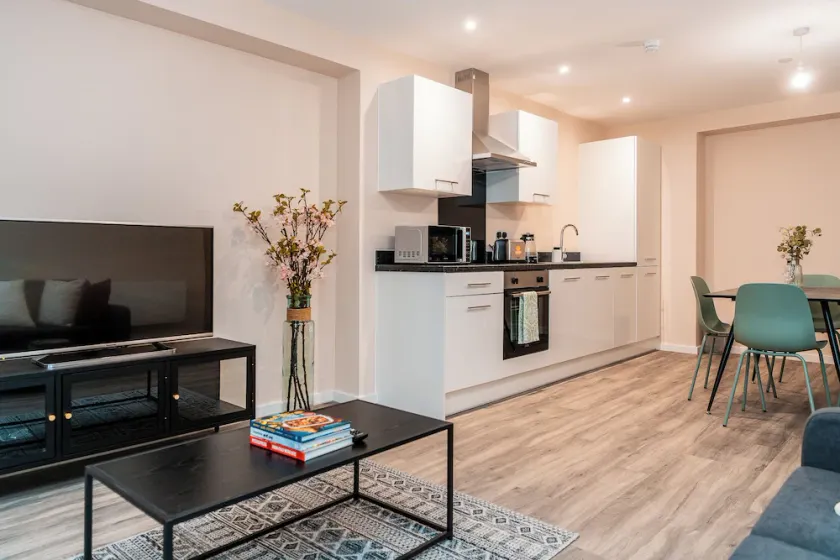 Captivating 2-bed Apartment in Manchester - Image 1
