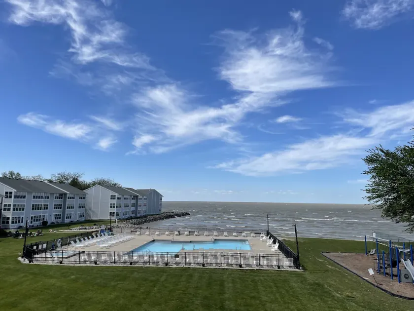Condos Situé sur le LAC ÉRIE avec plage, piscine et à Port Clinton. Près de Jet Express - Image 1