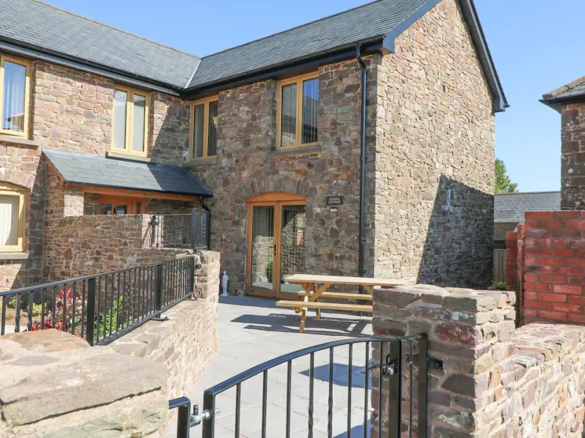 GRANGE COTTAGE, family friendly, with a garden in Coldridge - Image 1