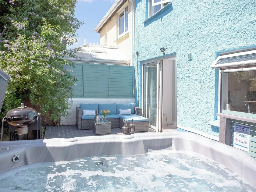3 bedroom accommodation in Paignton - Image 1