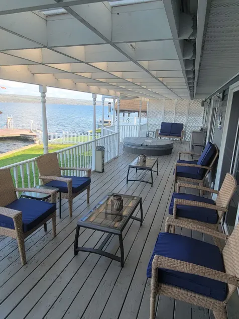 Lakefront vacation with stunning views & sunken deck hot-tub along the winetrail - Image 1
