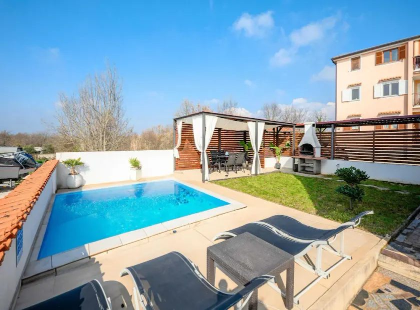 Villa with private swimming pool - Image 1