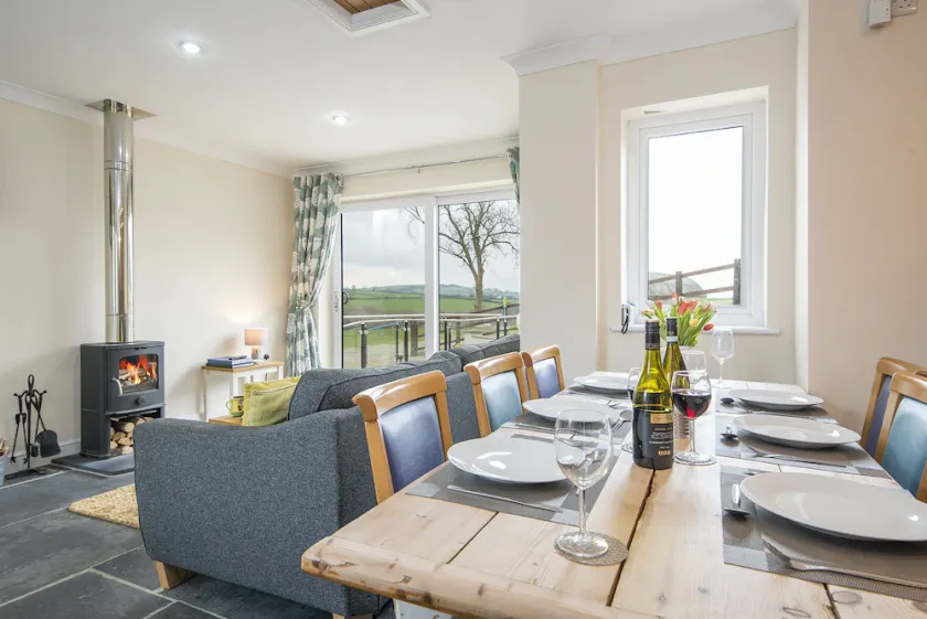 Luxury cottage with private INDOOR hot tub & private woodlands walks - Image 1