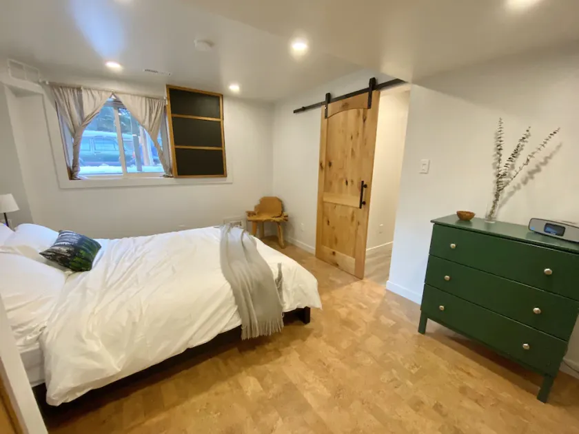 1 Bedroom Hideaway with Cozy Fireplace - Image 1