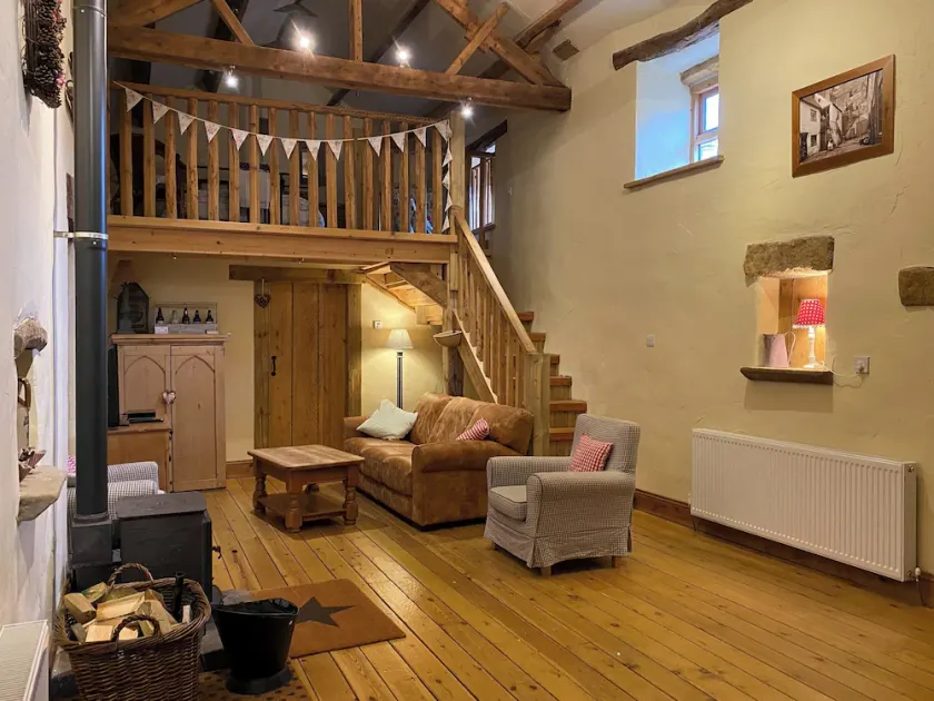 Panoramic countryside views can be savoured from this barn conversion. - Image 1
