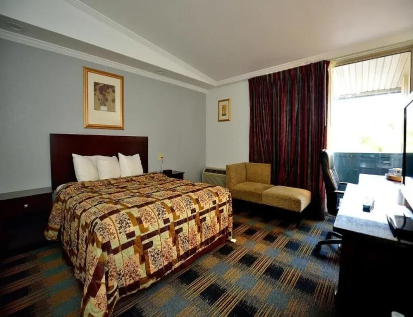 DELUXE ROOM, QUEEN BED - Image 1