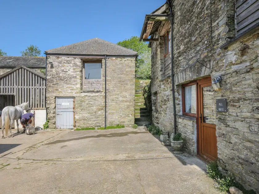 MILL HOUSE, pet friendly, character holiday cottage in Pelynt - Image 1