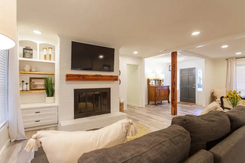 Spacious Valdosta Retreat + Screened Porch, Large Yard & Peaceful Vibes - Image 1