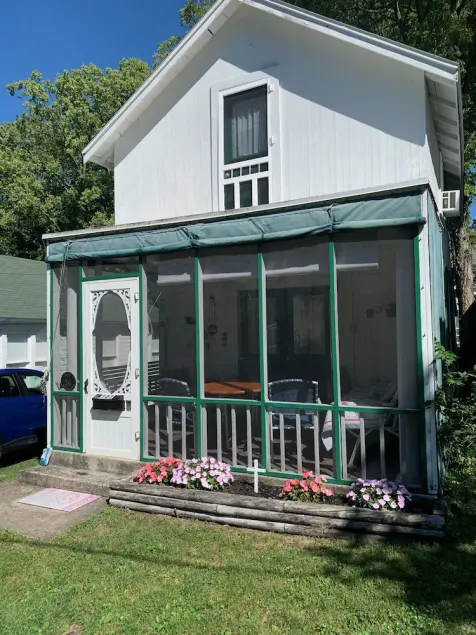 Historic Lakeside cottage close to downtown. - Image 1