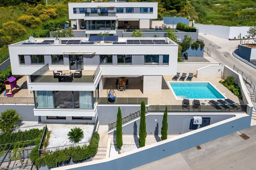 Luxury, seafront Villa Petra with heated pool only 50m from beach - Image 1